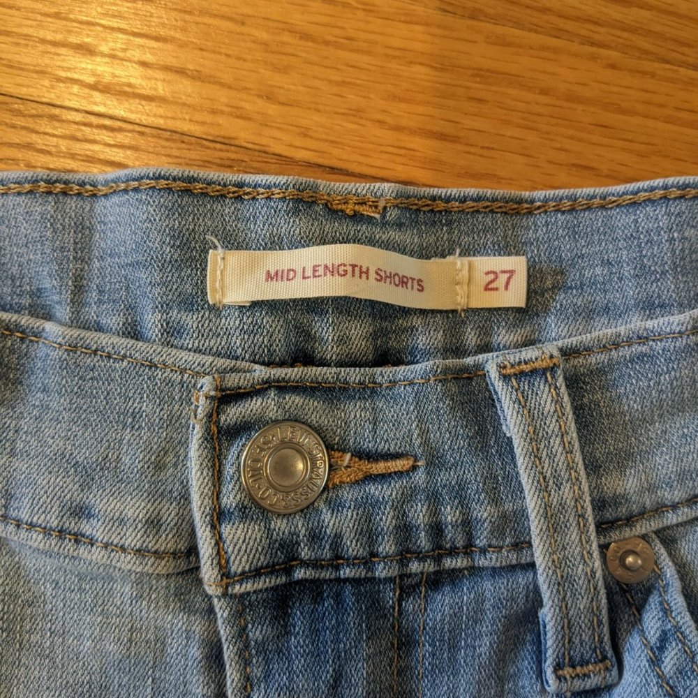 Levi's Mid Rise Shorts - Picture 5 of 7